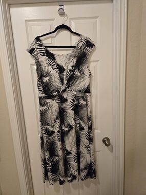 Black & White Palm-Print Cap-Sleeve Dress